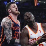 Capela (à droite) et les Hawks se sont imposés 116-100 face aux Knicks KEYSTONE/AP/Eduardo Munoz Alvarez